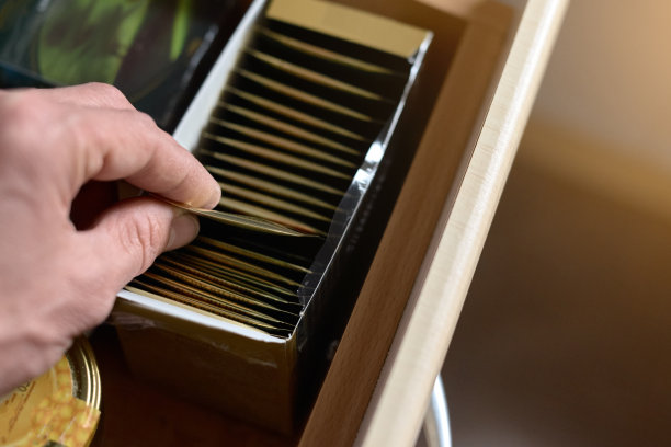 男人选择袋泡茶图片下载