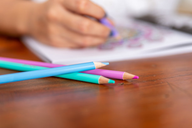 曼荼罗彩笔的选择性焦点图片下载