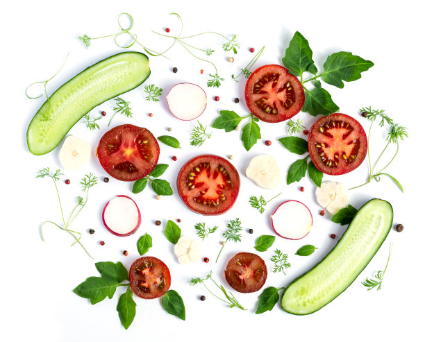 白色背景上的黄瓜和西红柿。夏天素食模式。图片下载