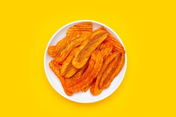 香辣小吃，香蕉片香辣片，白盘黄底。图片下载