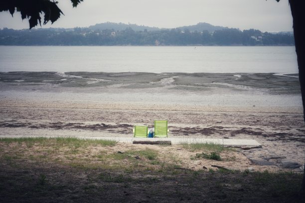 沙滩椅在Miño海滩图片下载