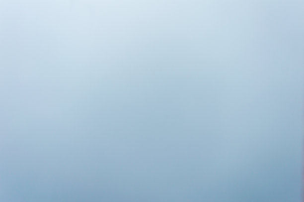 浅灰色颜色抽象和背景的光滑塑料纸工艺板。图片下载