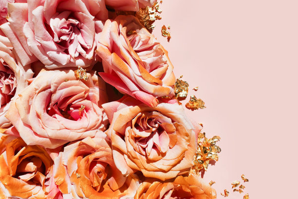 粉金色的玫瑰和金色的纸在粉粉色的背景上。化妆品产品广告背景或背景。空的地方展示产品包装。模型,复制空间。图片下载