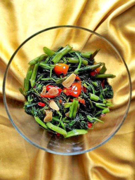 一碗黄色背景的羽衣甘蓝图片下载