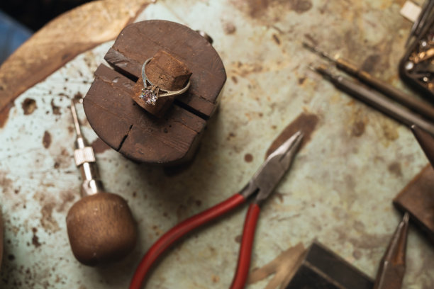 在珠宝商桌面上出现故障的铃声，俯视图图片下载