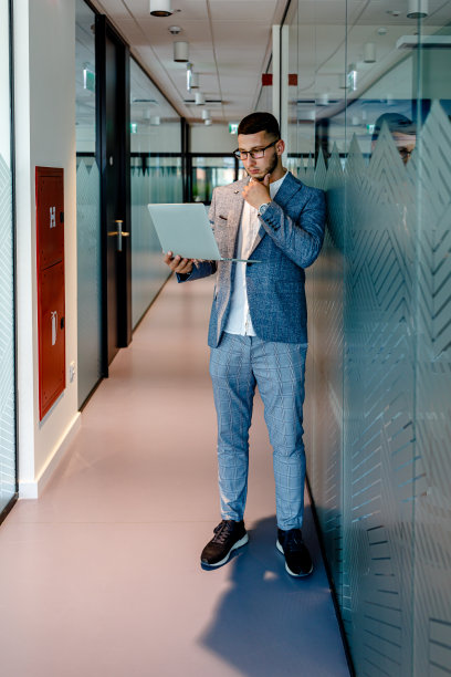 年轻自信的商人穿着商务装正在他的笔记本电脑上召开视频会议。图片下载