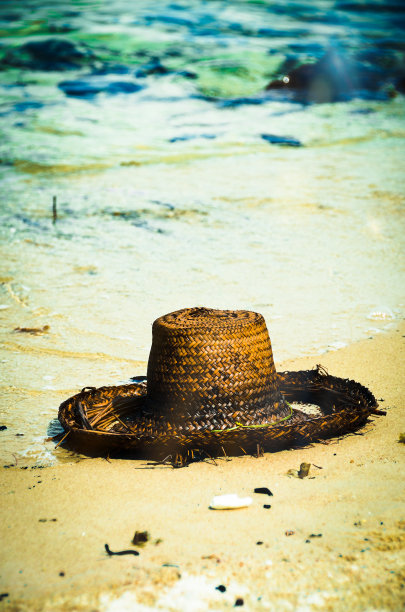 海滩上的帽子图片下载