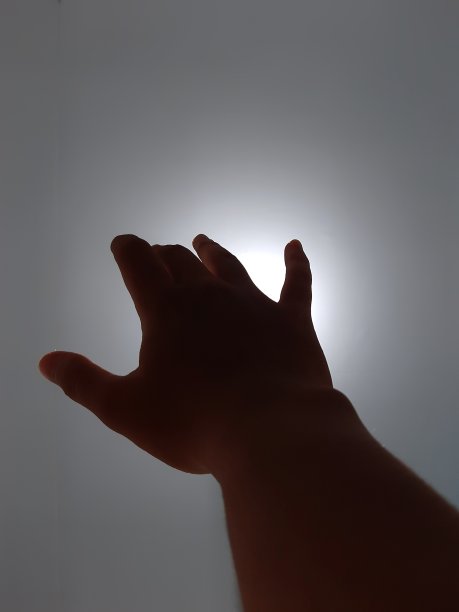 一个人在灯光下挥手的照片图片下载