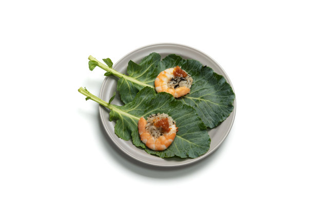 一种叶包饭(Ssambap)与煮虾、米饭和豆瓣酱一起吃图片下载