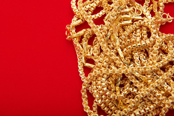 一组红色背景的金项链。图片下载