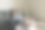 美丽的大码女人坐在客厅地板上，看着笔记本电脑上的东西(圣诞设置)图片下载