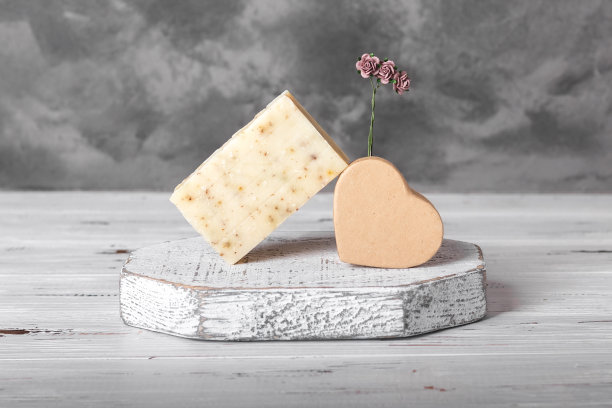 手工肥皂在木制讲台与工艺纸板心图片下载