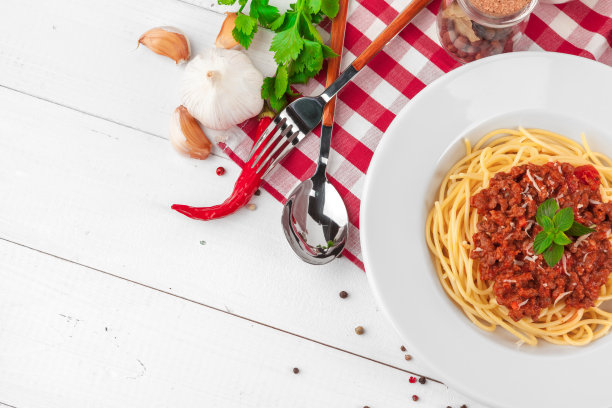 桌上放有肉、番茄酱和蔬菜的意大利面图片下载