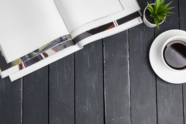 靠近堆叠杂志放置在桌子的背景图片下载