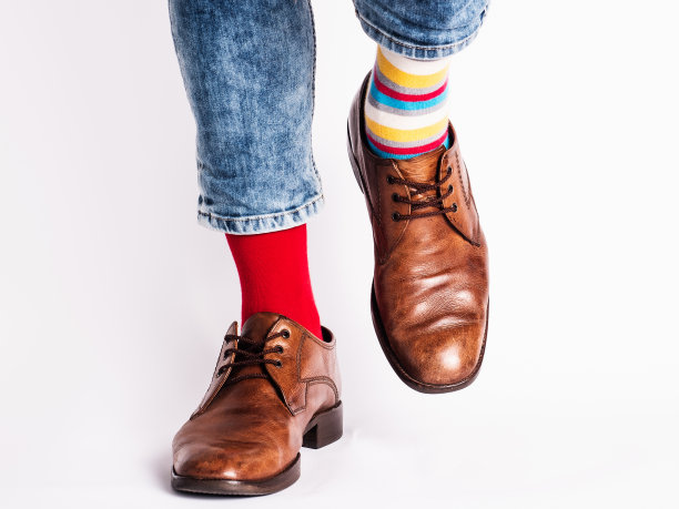 男士的腿，时髦的鞋子和明亮的袜子图片下载