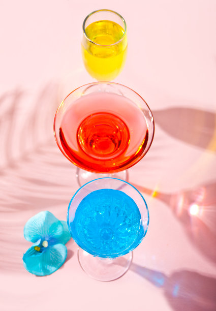 夏日热带色彩斑斓的鸡尾酒在不同的杯子。艰难的影子。前视图。图片下载