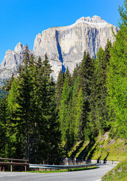 白云石山脉。沥青公路图片下载