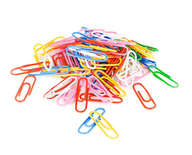 回形针孤立在白色背景。文具、办公的概念。图片下载