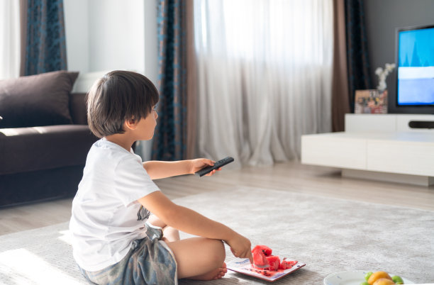 孩子在家看电视。图片下载