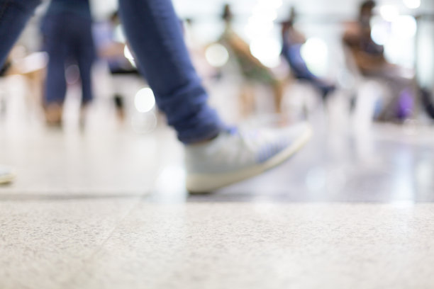 很多人在机场里走图片下载