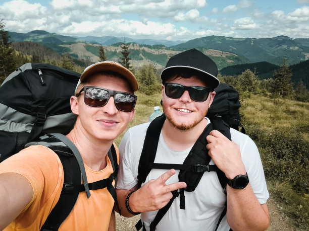 两个朋友在山顶自拍图片下载