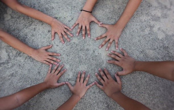 多元文化的手，男人，女人，孩子在街道上的圆圈，人行道。支持团队团结国际多元化种族民族教育和人民理念旗帜，复古复古风格图片下载