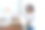 美丽微笑的肖像非洲裔美国黑人女设计师工作与电脑在裁缝织物时装小商车间。年轻业主企业家创意女孩纺织经营理念图片下载