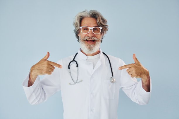 专业积极的医生。室内有灰色头发和胡子的高级时尚现代男士图片下载