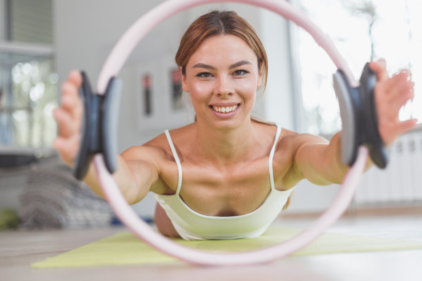 练习用普拉提环女子有氧运动健身房图片下载