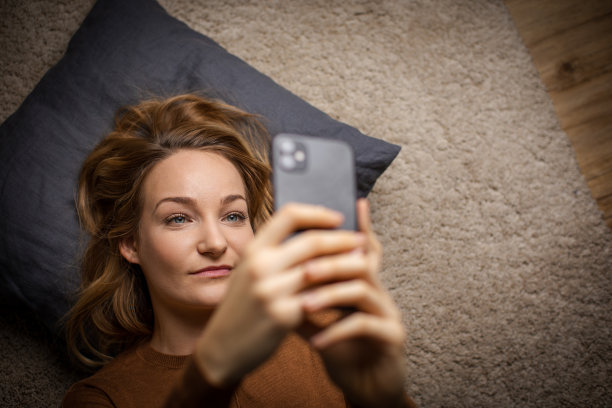 快乐的女商人在电话聊天图片下载