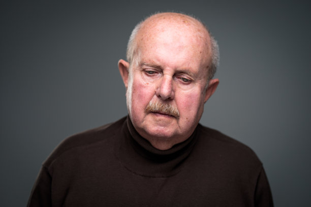 老年人在家孤独，焦虑/害怕出门图片下载