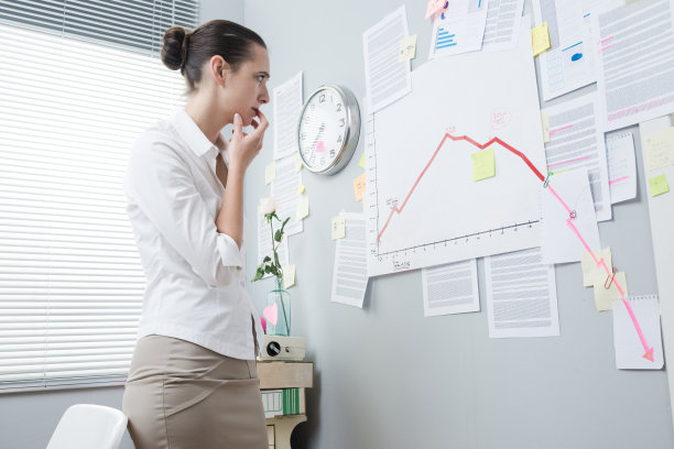 分析财务图表的女商人图片下载