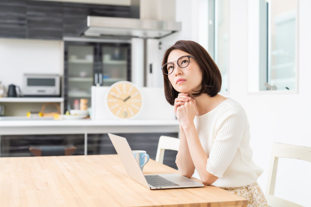 年轻的亚洲女性使用笔记本电脑，图片下载