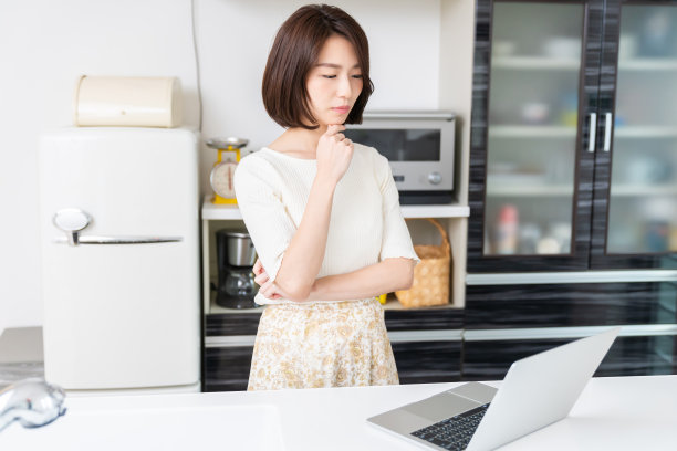 年轻的亚洲女性使用笔记本电脑，图片下载