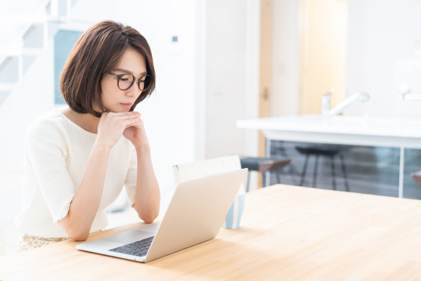 年轻的亚洲女性使用笔记本电脑，图片下载