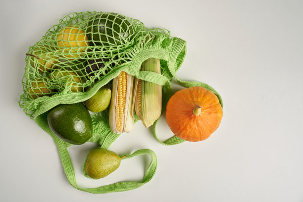 绿色环保购物袋与蔬菜鳄梨，玉米，柠檬和南瓜图片下载