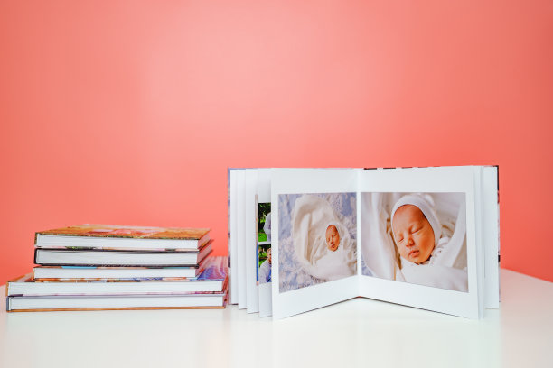 在粉红色的背景相册上。打开相册从照片拍摄与新生儿图片下载