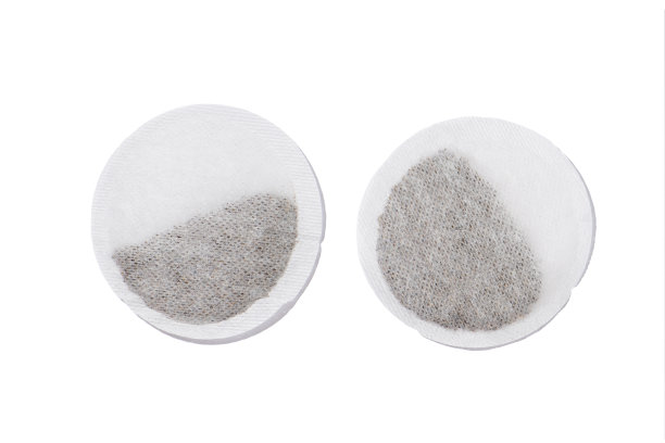 白色背景上孤立的一组圆形茶包。俯视图图片下载