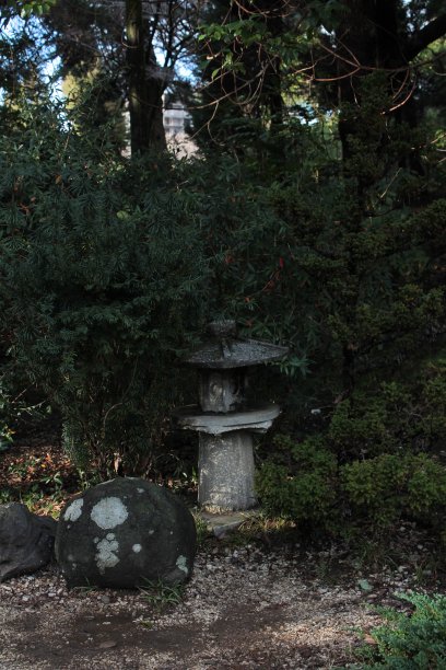 以绿色植物为背景的亚洲风格小建筑图片下载