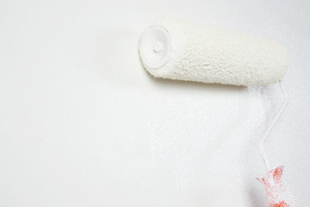 油漆工正在把内墙漆成白色图片下载