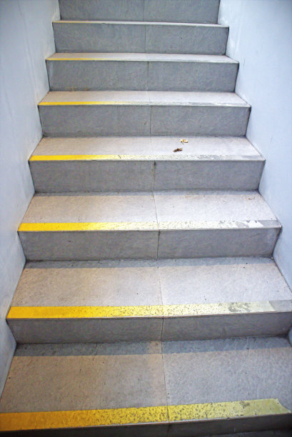 在其中一个旅游景点，你可以看到8个带有独特黄线的陶瓷石阶图片下载