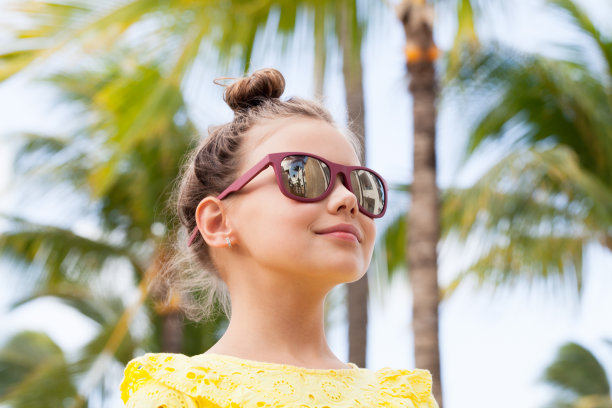 可爱的小女孩，穿着黄色的裙子，戴着墨镜图片下载