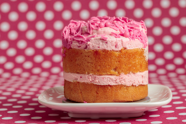 粉红色糖衣的小蛋糕图片下载