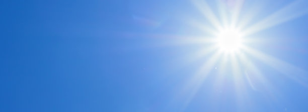 明亮的太阳在天空中闪耀着美丽的光芒图片下载