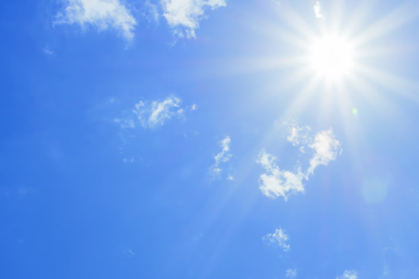 明亮的阳光与美丽的光束在天空与轻云图片下载