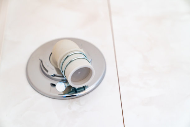 安装在房子里的洗衣机的排水沟的照片图片下载