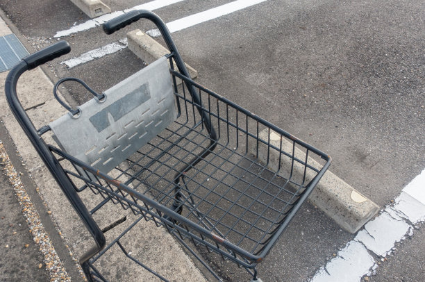 一张在超市停车场拍摄的购物车的照片图片下载