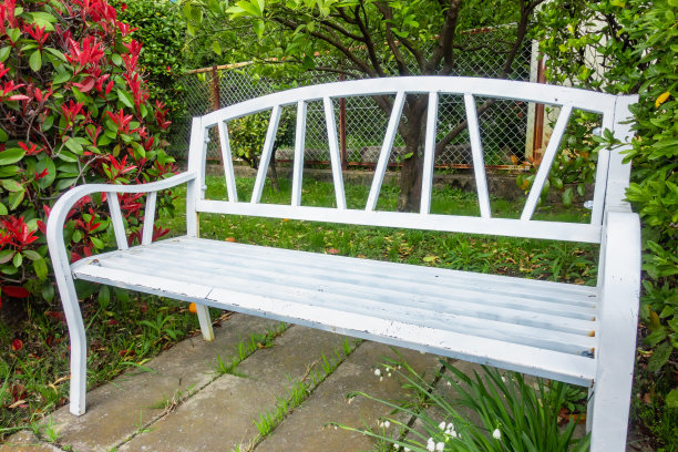 户外白色长凳的照片图片下载