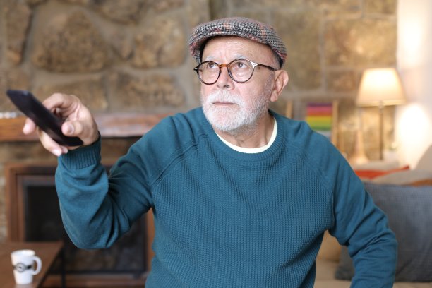 老人在家看电视图片下载