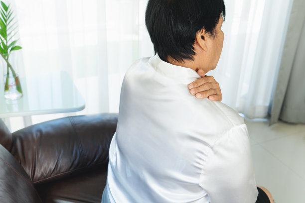 颈肩疼痛，老年妇女常患颈肩损伤，健康观念问题图片下载